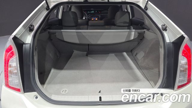 Toyota Prius 1.8 2015 — фото 19