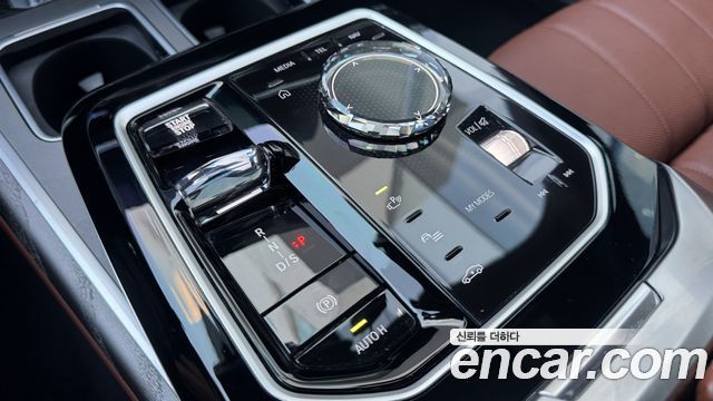 BMW 7 Series (G70) 740d xDrive Design Pure Excellence 2023 — фото 9
