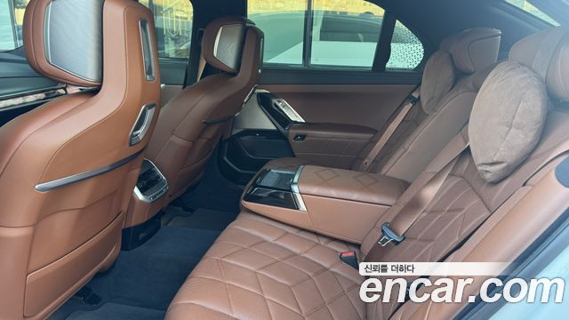 BMW 7 Series (G70) 740d xDrive Design Pure Excellence 2023 — фото 16