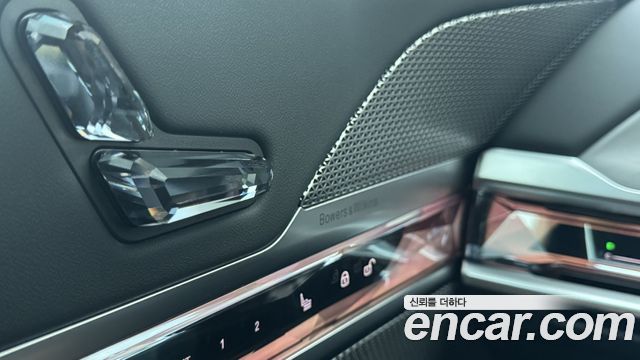 BMW 7 Series (G70) 740d xDrive Design Pure Excellence 2023 — фото 21