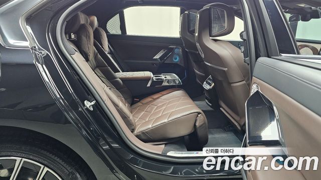 BMW 7 Series (G70) 740i sDrive M Sport 2023 — фото 11