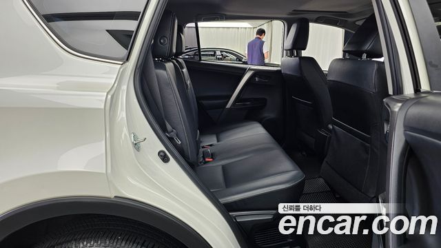 Toyota RAV4 2.5 4WD Hybrid 4th 2017 — фото 12