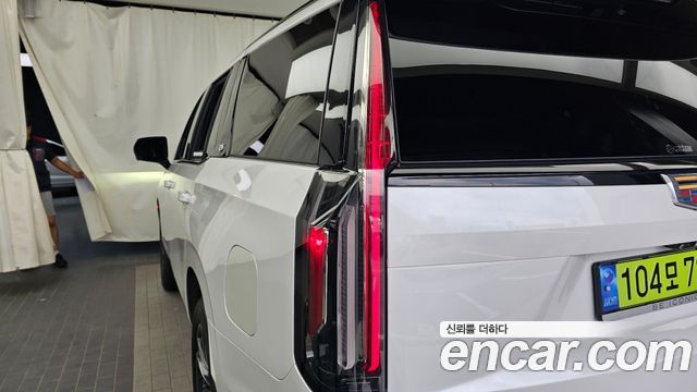 Cadillac Escalade (V) 6.2 Sports Platinum 2023 — фото 23