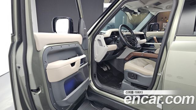 Land Rover Defender (L663) 110 D250 SE 2023 — фото 10