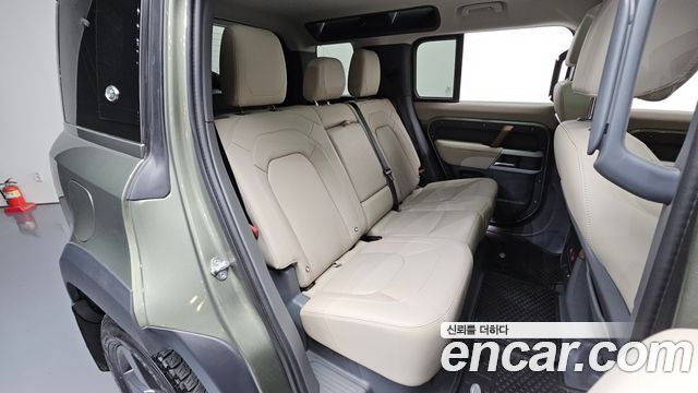Land Rover Defender (L663) 110 D250 SE 2023 — фото 11