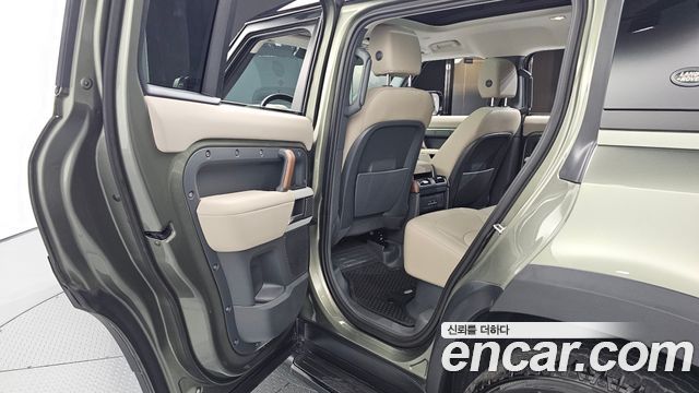 Land Rover Defender (L663) 110 D250 SE 2023 — фото 12