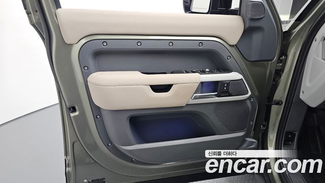 Land Rover Defender (L663) 110 D250 SE 2023 — фото 24