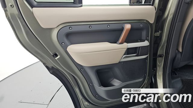 Land Rover Defender (L663) 110 D250 SE 2023 — фото 25