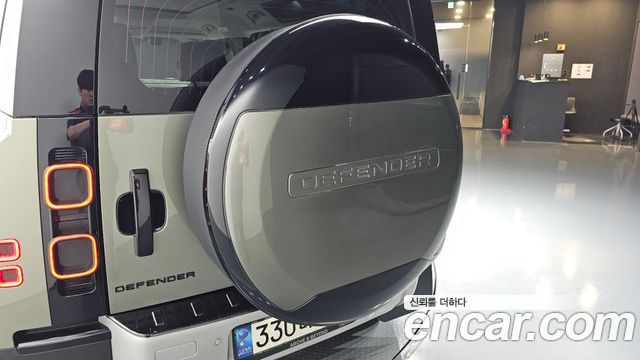 Land Rover Defender (L663) 110 D250 SE 2023 — фото 32