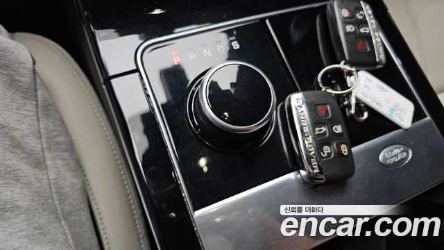 Land Rover Range Rover Velar 3.0 D300 R-Dynamic SE 2018 — фото 9