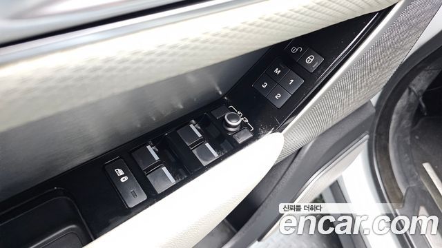 Land Rover Range Rover Velar 3.0 D300 R-Dynamic SE 2018 — фото 13