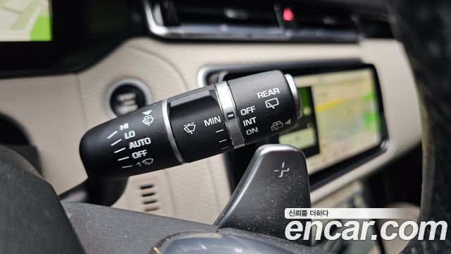 Land Rover Range Rover Velar 3.0 D300 R-Dynamic SE 2018 — фото 16