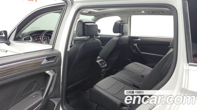Volkswagen Tiguan Allspace 2.0 TSI Prestige 2023 — фото 11