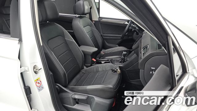Volkswagen Tiguan Allspace 2.0 TSI Prestige 2023 — фото 12