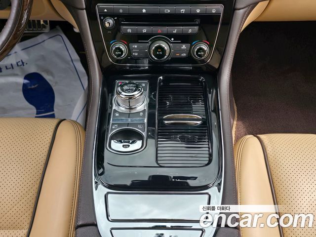 Jaguar XJ 3.0D Premium Luxury LWB X351 2018 — фото 19