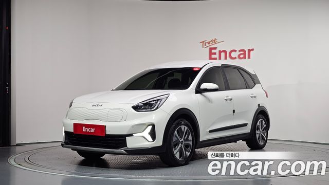 Kia Niro Plus Air 2023 — фото 1