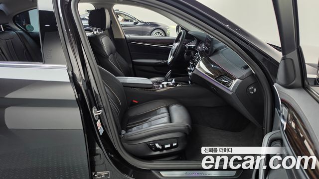 BMW 5 Series (G30) 520i Luxury 2023 — фото 11