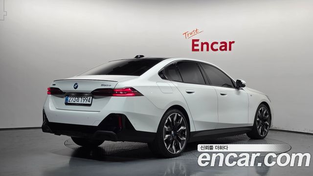 BMW 5 Series (G60) 550e xDrive M Sport Pro 2025 — фото 2
