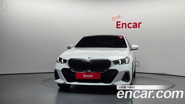 BMW 5 Series (G60) 550e xDrive M Sport Pro 2025 — фото 3