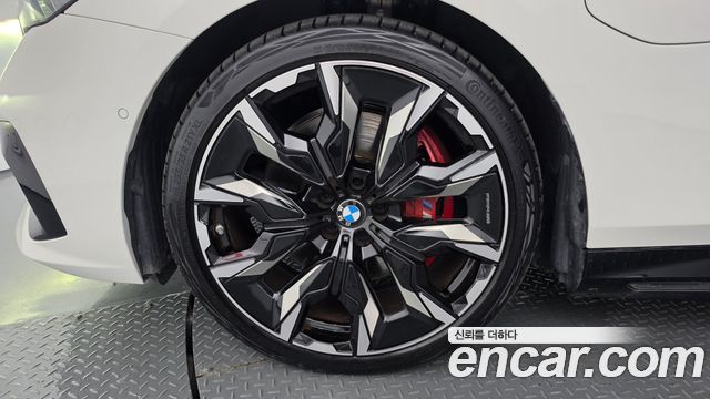 BMW 5 Series (G60) 550e xDrive M Sport Pro 2025 — фото 5
