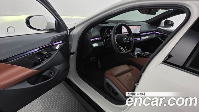 BMW 5 Series (G60) 550e xDrive M Sport Pro 2025 — фото 10