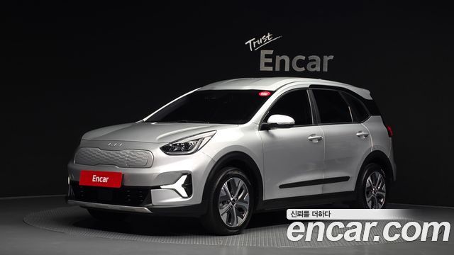 Kia Niro Plus Air 2023 — фото 1