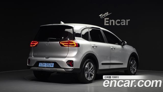 Kia Niro Plus Air 2023 — фото 2
