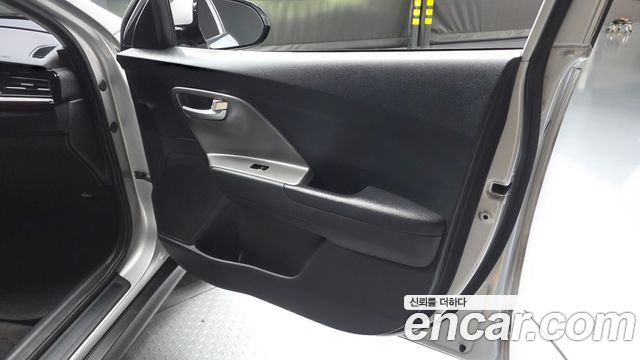 Kia Niro Plus Air 2023 — фото 24