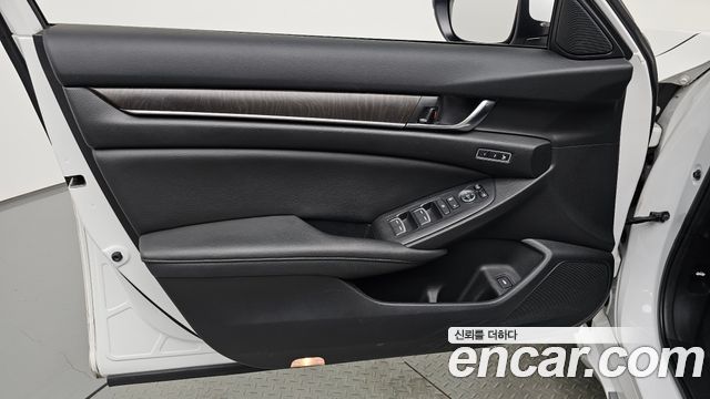 Honda Accord (X) 2.0 Hybrid Touring 2019 — фото 30
