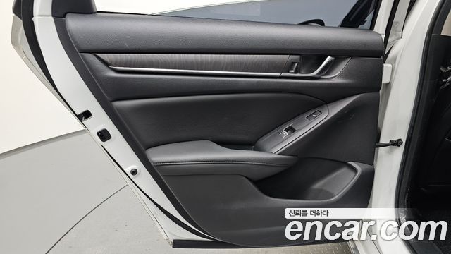 Honda Accord (X) 2.0 Hybrid Touring 2019 — фото 31