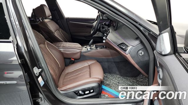 BMW 5 Series (G30) M550i xDrive 2022 — фото 15