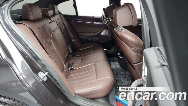 BMW 5 Series (G30) M550i xDrive 2022 — фото 16