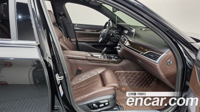 BMW 7 Series (G11) 730d xDrive Design Pure Excellence 2022 — фото 11