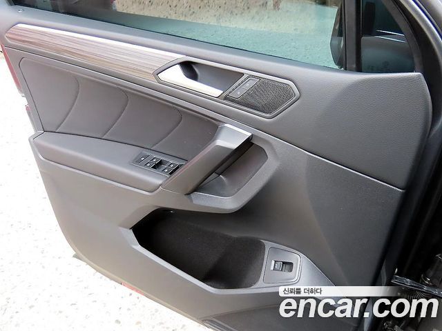 Volkswagen Tiguan Allspace 2.0 TSI Prestige 2023 — фото 15