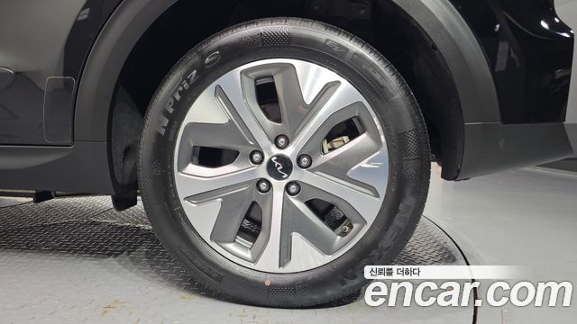Kia Niro Plus Air 2023 — фото 21