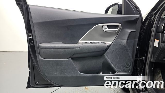 Kia Niro Plus Air 2023 — фото 24