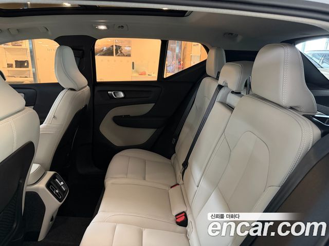 Volvo XC40 B4 Ultra Bright 2026 — фото 15