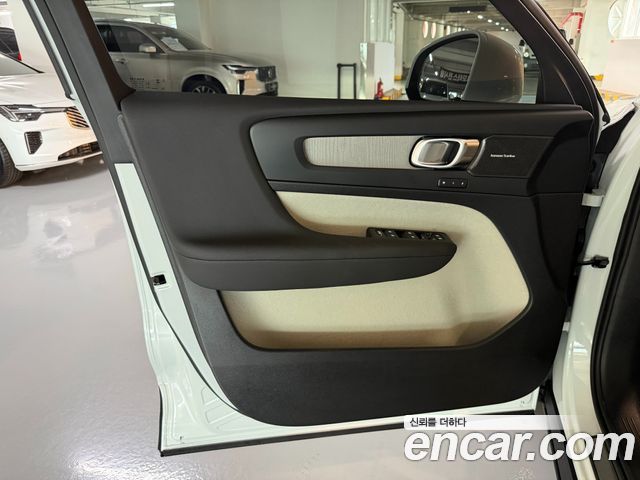 Volvo XC40 B4 Ultra Bright 2026 — фото 16