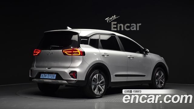 Kia Niro Plus Air 2023 — фото 2