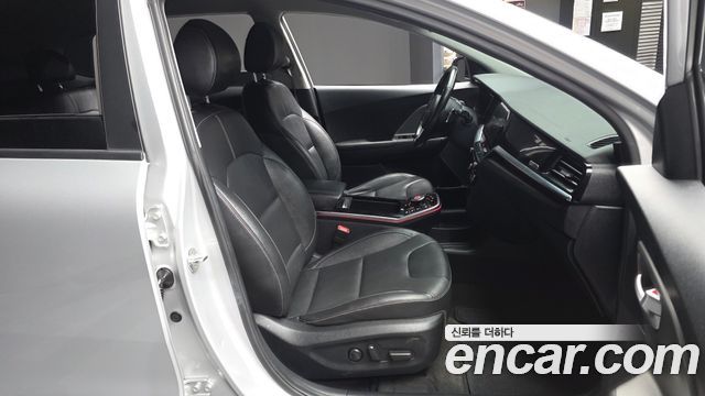 Kia Niro Plus Air 2023 — фото 11