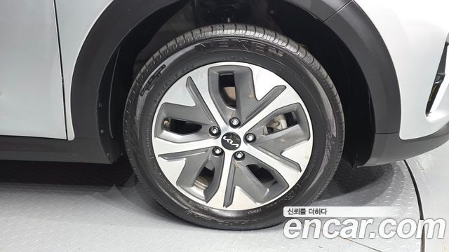 Kia Niro Plus Air 2023 — фото 21