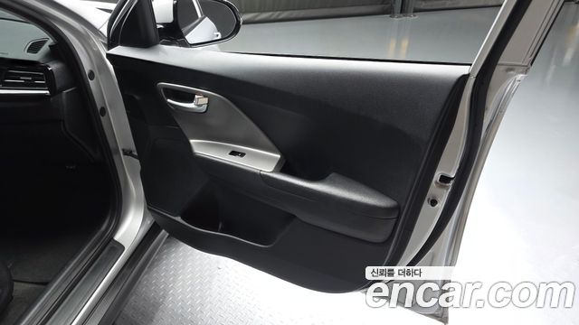 Kia Niro Plus Air 2023 — фото 24