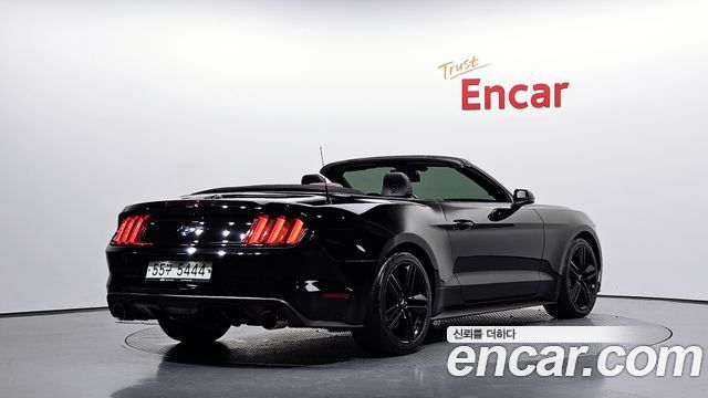 Ford Mustang Convertible 2017 — фото 2