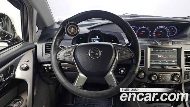 KG Mobility (SsangYong) Korando Turismo 4WD Chateau 11-seater High-roof 2016 — фото 17