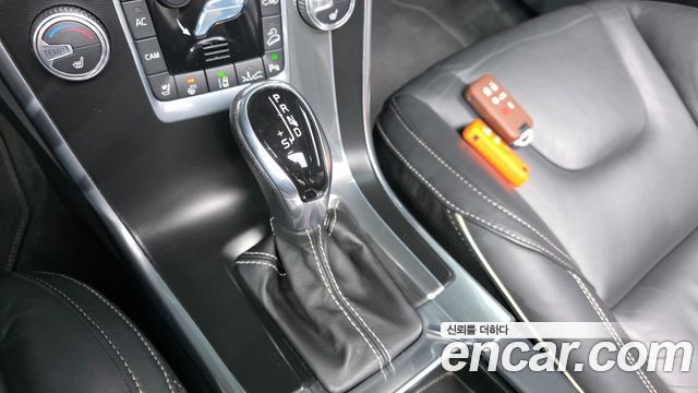 Volvo XC60 T6 R-Design 1st 2015 — фото 9