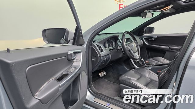 Volvo XC60 T6 R-Design 1st 2015 — фото 10
