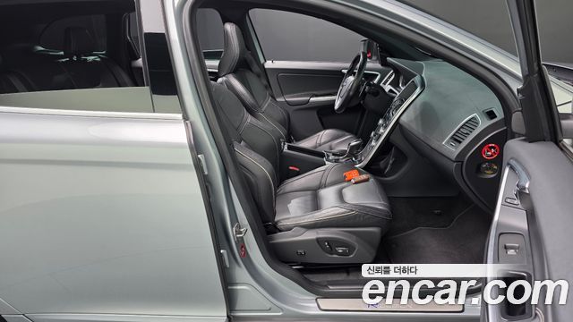 Volvo XC60 T6 R-Design 1st 2015 — фото 11