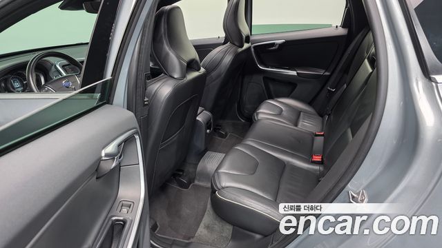Volvo XC60 T6 R-Design 1st 2015 — фото 12