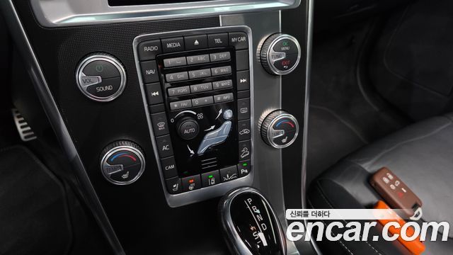 Volvo XC60 T6 R-Design 1st 2015 — фото 15