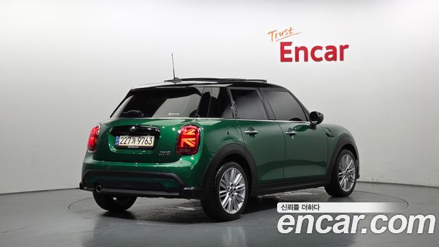 MINI Cooper 5Door Classic Plus Launch Pack Third Generation 2022 — фото 2